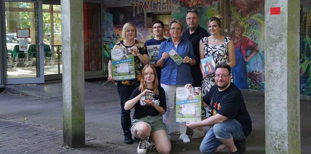 Werben für die Spieletage (v.l.n.r.): Maresa Kallmeier, Marie Döllmann, Lasse Goldschmid, Beate Kühnhenrich, Thorsten Schmidt, Sabrina Leschny, Manuel Horstmann. Foto: Marl spielt! e.V./Petra Seidensticker