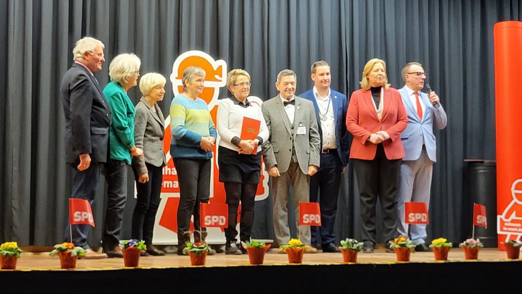 Für den Türmchen-Freundeskreis nahmen (v.l.) Wilfried Groß, Anita Mohr-Lohenstein, Regine Genster und Monika Schneider die Ehrung entgegen. Vorgenommen wurde diese durch Bürgermeister Werner Arndt, Brian Nickholz (MdB), Bundestagspräsidentin Bärbel Bas sowie Peter Wenzel, Vorsitzender SPD-Ratsfraktion.