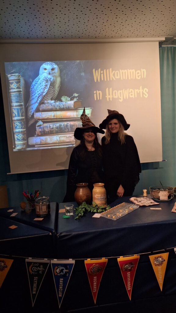 Jennifer Melhorn (l.) und Sabrina Leschny begrüßen die jungen Muggel-Kinder.