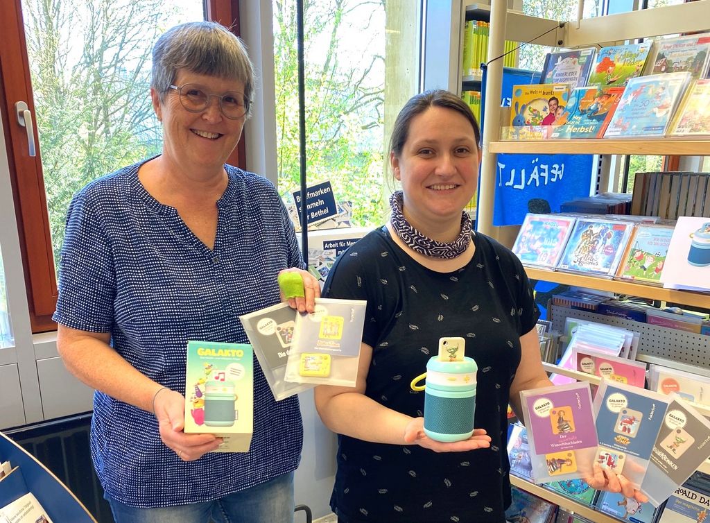 Claudia Kloh (l.) und Jennifer Melhorn präsentieren das neue Galakto-Angebot im Türmchen.