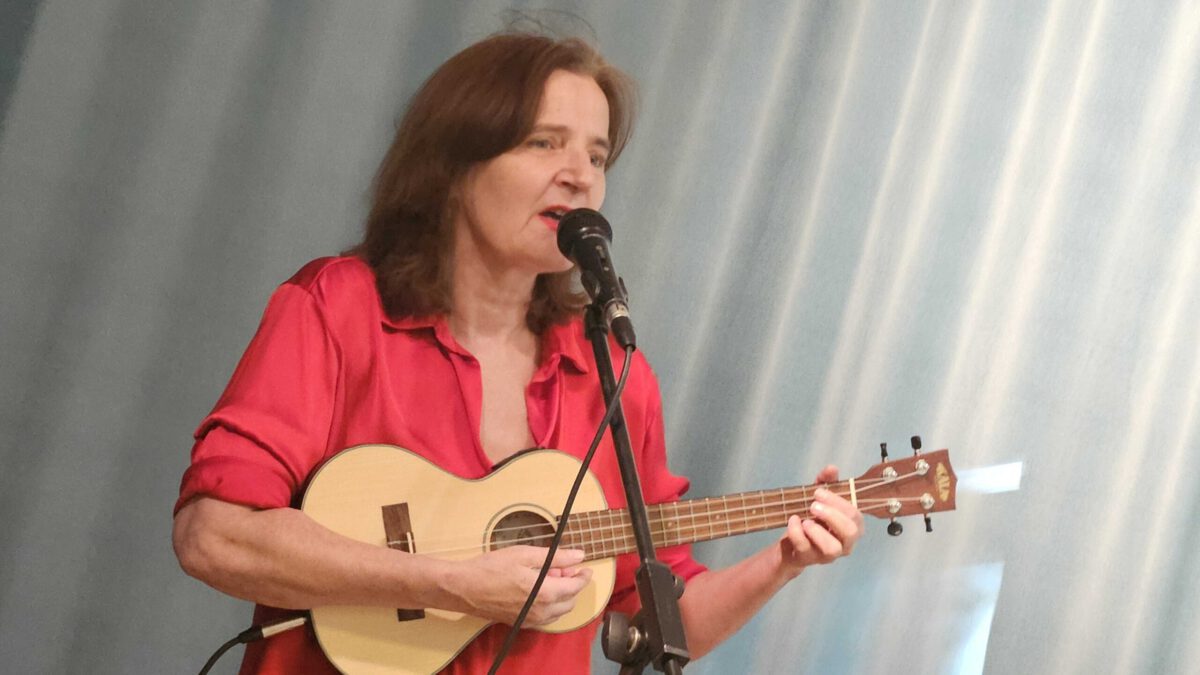 Autorin und Musik-Kabarettistin Jutta_Wilbertz spielte bei ihrem Auftritt im Türmchen auf der Ukulele.